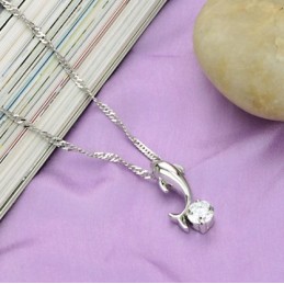 Zaručená Kvalita A Kvantita Dámského Titanového Náhrdelníku Ve Tvaru Delfína S Platinou A Diamantem