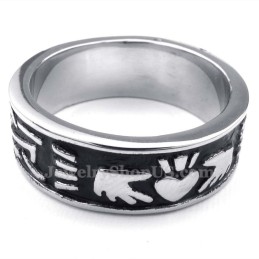 Titanové Ruce Držící Prsten Ve Tvaru Srdce