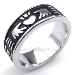 Titanové Ruce Držící Prsten Ve Tvaru Srdce